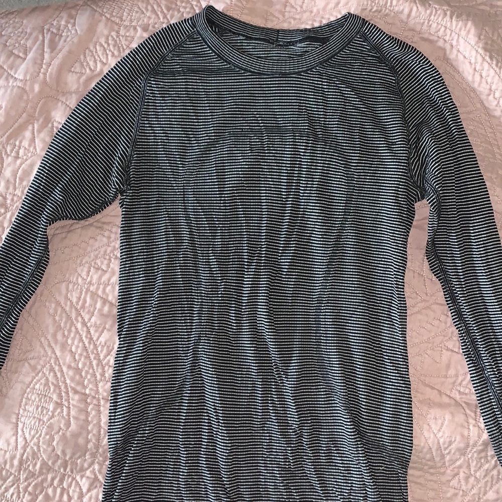 Black and White striped Lululemon king sleeve top. Size 8 - great condition